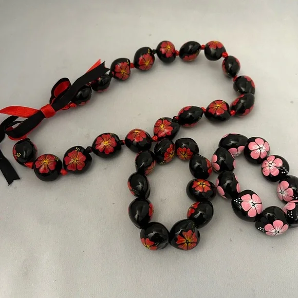 Hawaiian Kukui nut necklace and two stretch bracelets - Picture 5 of 5